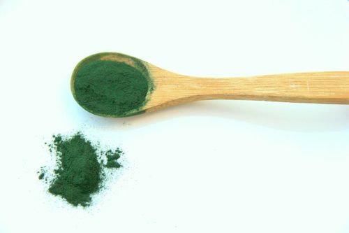 lingura cu spirulina pulbere