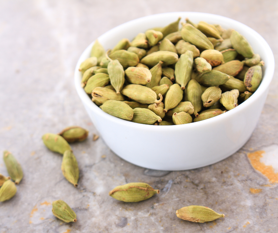 Cardamom – proprietăți, utilizări, beneficii și contraindicații