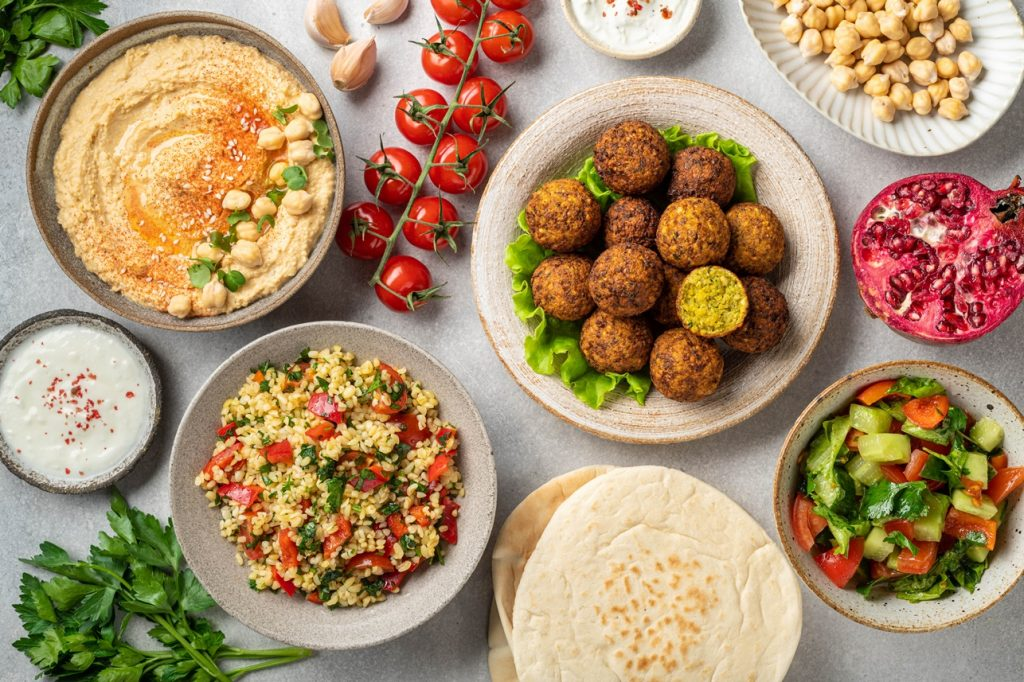 Rețete de post: Lipii de casă, falafel, hummus și salată tabbouleh