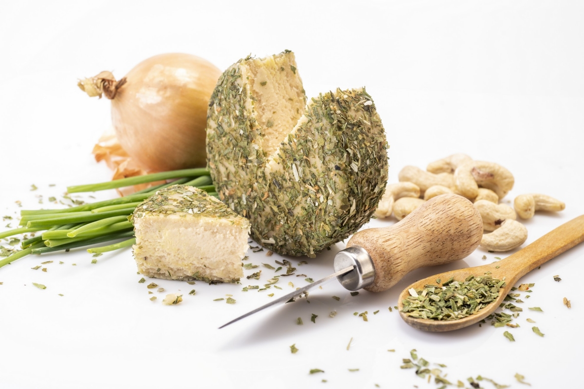 Branza caju maturata cu chives ceapa eco 150g - RAWCKERS